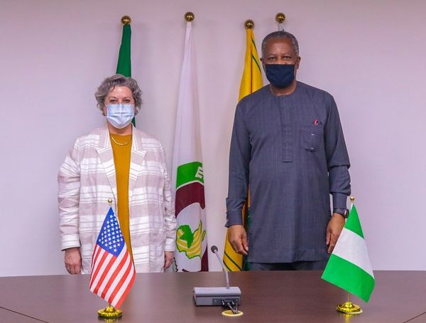 H.E. Geoffrey Onyeama received in audience the United States Ambassador to Nigeria, H.E. Ms. Mary Beth Leonard